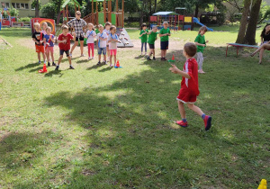 Chłopiec biegnie do swojej drużyny