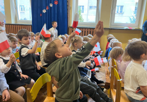 Dzieci machają chorągiewkami