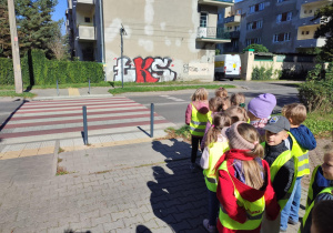 Dzieci uczą się właściwego przechodzenia przez przejście