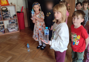 Dzieci podczas ćwiczeń