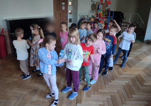 Dzieci wykonują zadania