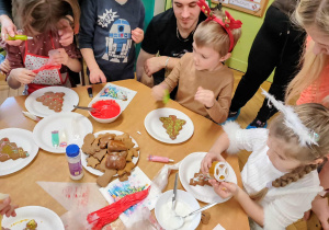 Dzieci dekorują pierniki