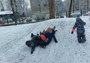 Dzieci zjeżdżają z górki