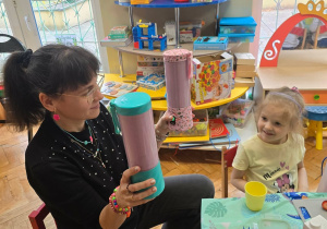 Pani pokazuje gotowe koktajle