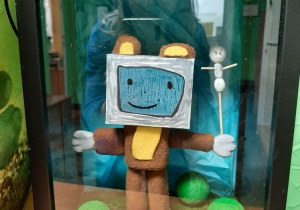 Lalka - robot co przebrał się za Misia.