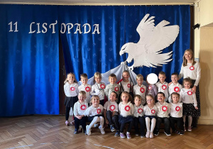 Grupa dzieci ubrana na galowo
