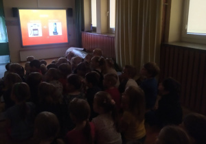 dzieci oglądają prezentację multimedialną
