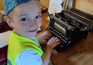 Chłopiec pisze na maszynie