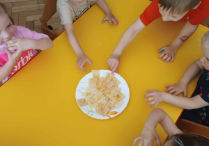 Dzieci jedzą wafle z miodem