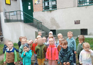 Dzieci pozują przed osiedlową biblioteką