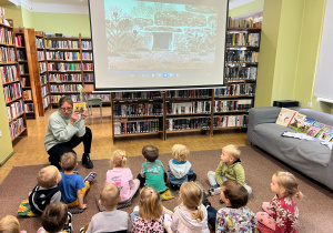 Dzieci słuchają Pani Bibliotekarki