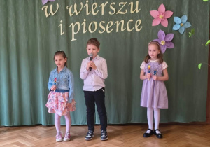 Chłopiec i dziewczynki występują