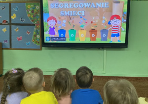 Dzieci oglądają film