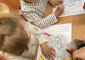 Dzieci kolorują obrazek