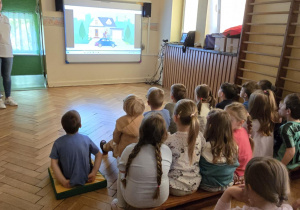 Dzieci oglądają film edukacyjny