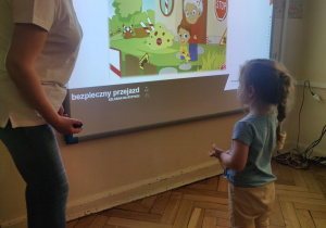 Dziewczynka odnajduje znaki na obrazku