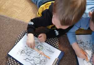 Chłopiec koloruje obrazek