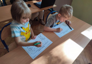 Dzieci wykonują kartę pracy