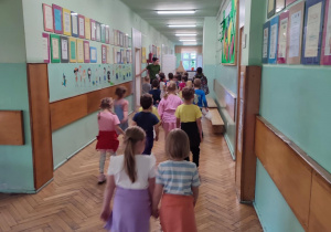 Grupa dzieci zwiedza szkołę