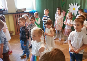 Dzieci występują przed rodzicami