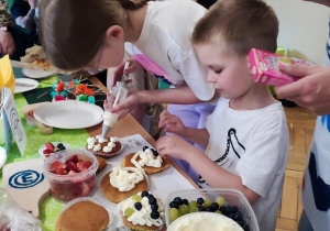 Dzieci przygotowują posiłek