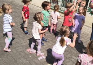 Dzieci podczas zabaw na tarasie