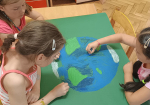 Dziewczynki kolorują planetę