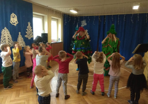 Dzieci przedstawia grupę dzieci tańczących do piosenki.
