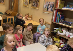 Dzieci oglądają przedstawienie