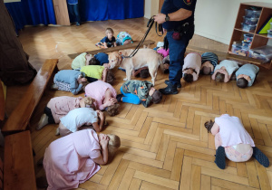Dzieci ćwiczą pozycje bezpieczne