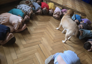 Przedszkolaki stosują pozycję bezpieczną