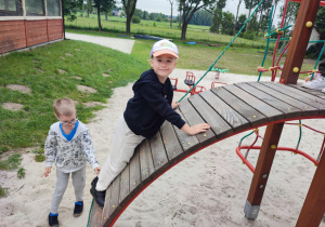 Chłopcy bawią się na placu zabaw