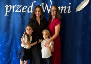Dzieci pozują z wychowawcami