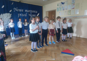 Dziewczynka mówi wiersz