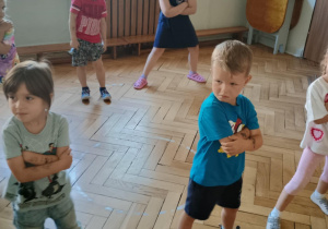 Dzieci ćwiczą układ taneczny