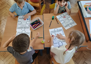 Przedszkolaki wykonują kartę pracy