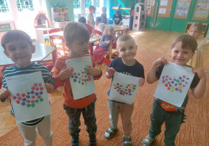 Dzieci pozują ze swoimi pracami