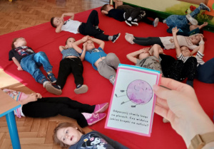 Dzieci wykonują ćwiczenie kropki