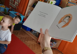 Nauczycielka czyta dzieciom książkę