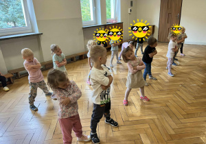 Dzieci podczas zajęć tanecznych