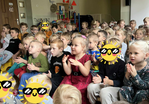 Przedszkolaki oglądają teatrzyk