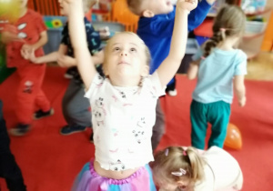 Dzieci tańczą z balonami