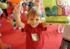 Chłopiec pokazuje balon i worek