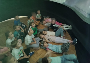 Dzieci oglądają bajkę