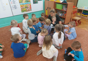 Dzieci słuchają czytanej książki