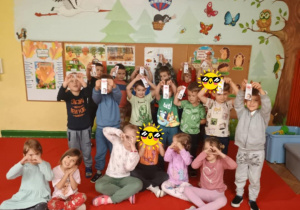 Dzieci wspólnie pozują do zdjęcia
