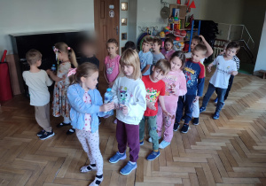 Dzieci wykonują zadania
