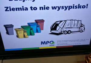 Dzieci oglądają prezentację multimedialną