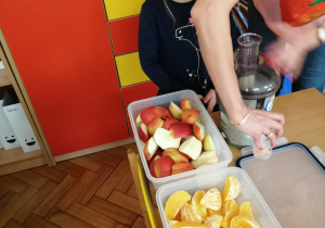 Dziewczynka szykuje sok