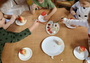 Dzieci malują grzyby